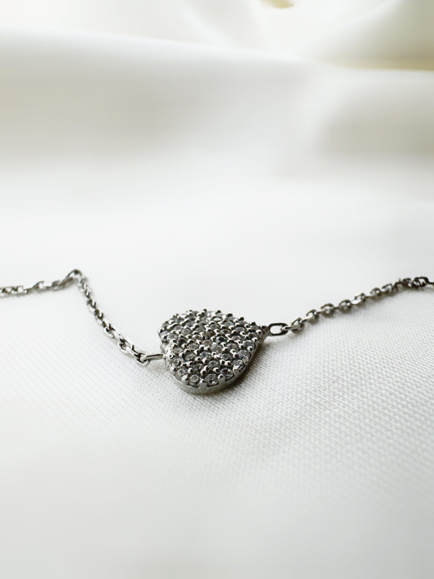 Eira Dilbar – Minimalistic 92.5 Silver Heart Bracelet