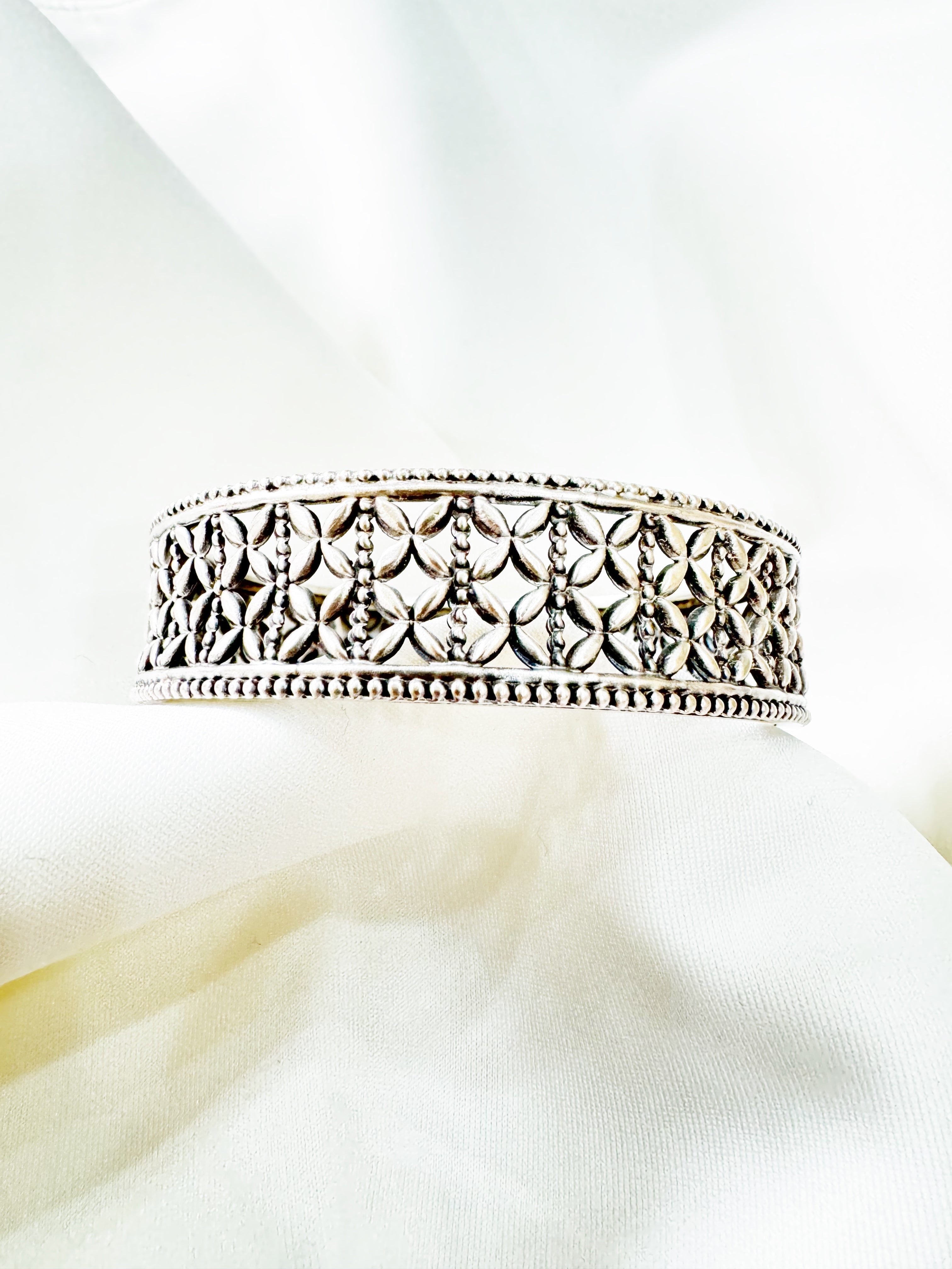 Matte Finish Silver Geometric Petal Kada