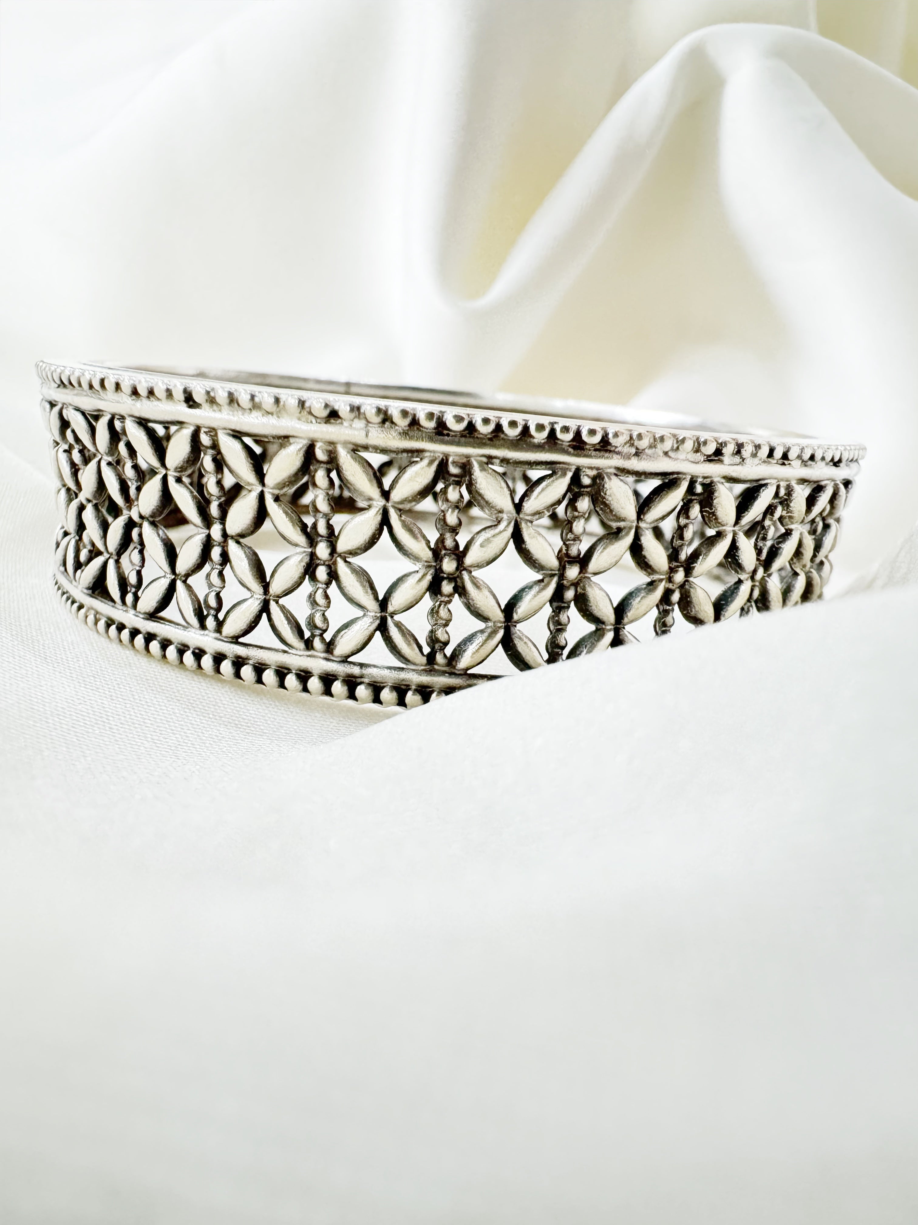 Matte Finish Silver Geometric Petal Kada