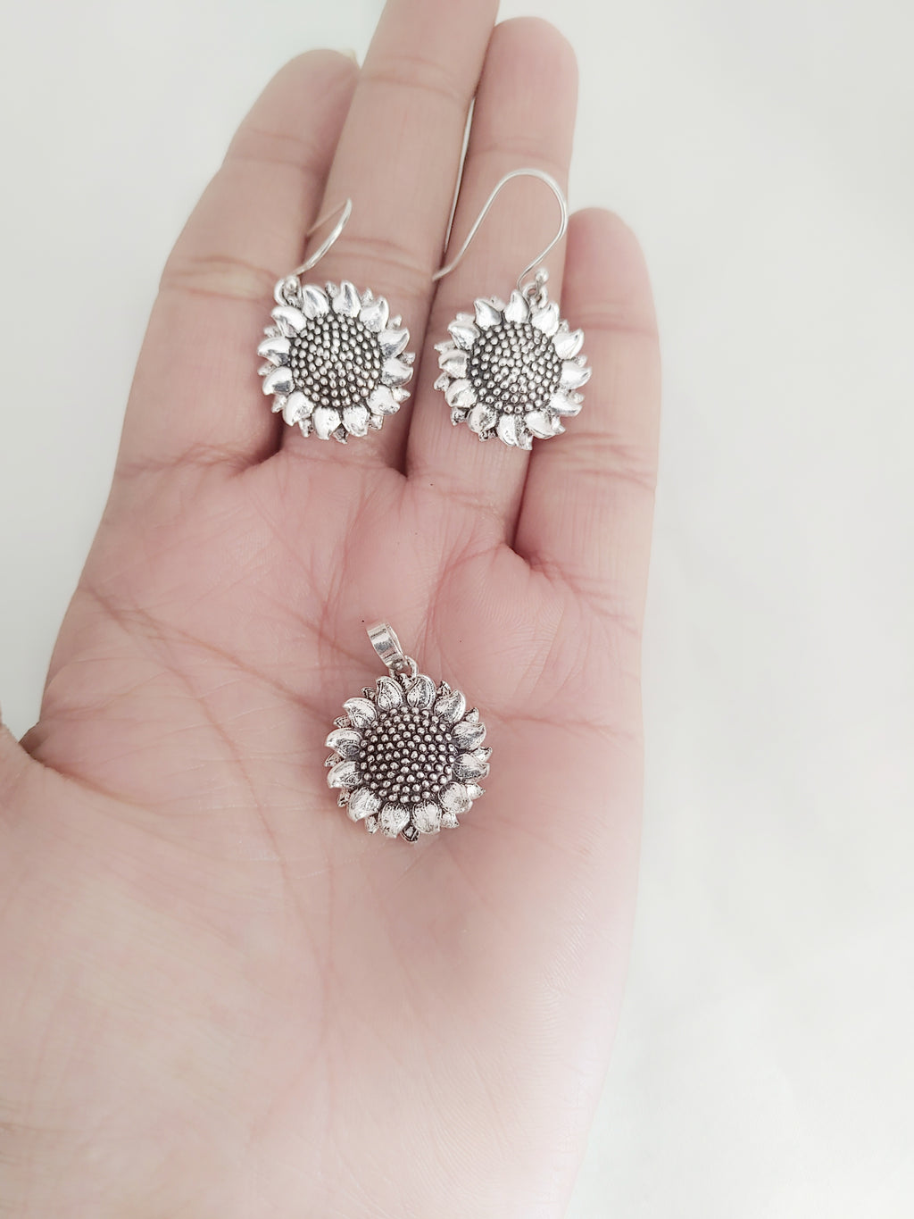 The Sunshine Sunflower 925 Silver Drop Earrings & Pendant Set