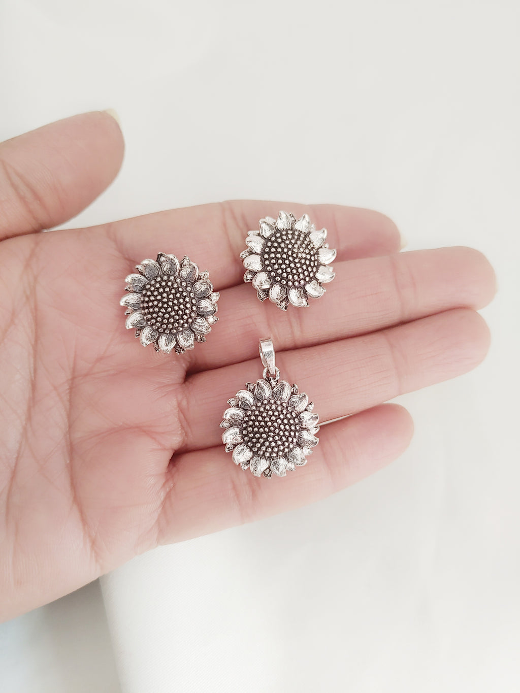 The Sunshine Sunflower 925 Silver Studs & Pendant Set