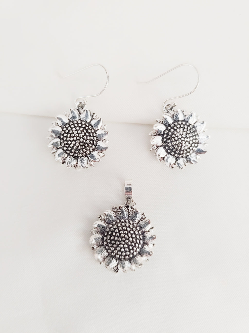 The Sunshine Sunflower 925 Silver Drop Earrings & Pendant Set