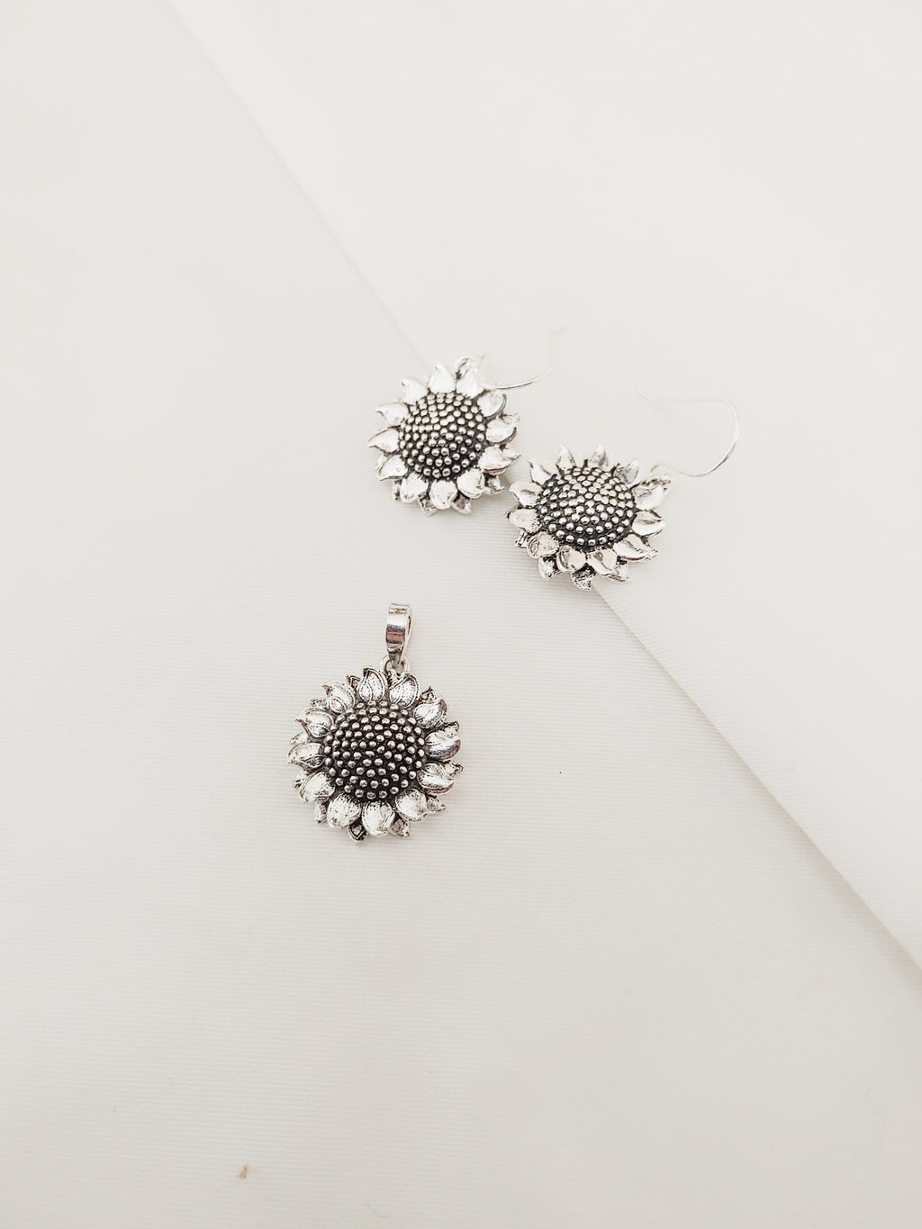 The Sunshine Sunflower 925 Silver Drop Earrings & Pendant Set