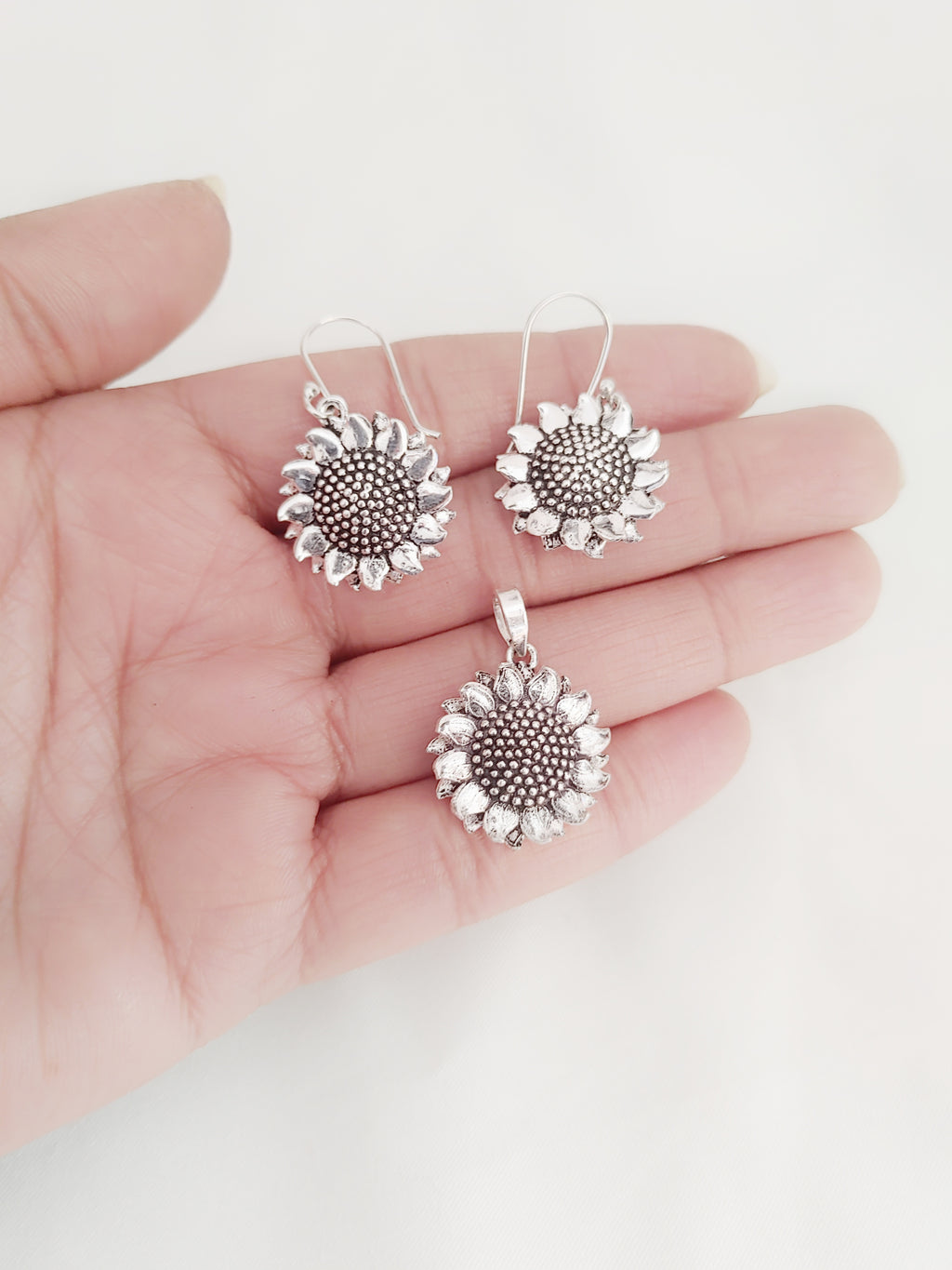 The Sunshine Sunflower 925 Silver Drop Earrings & Pendant Set