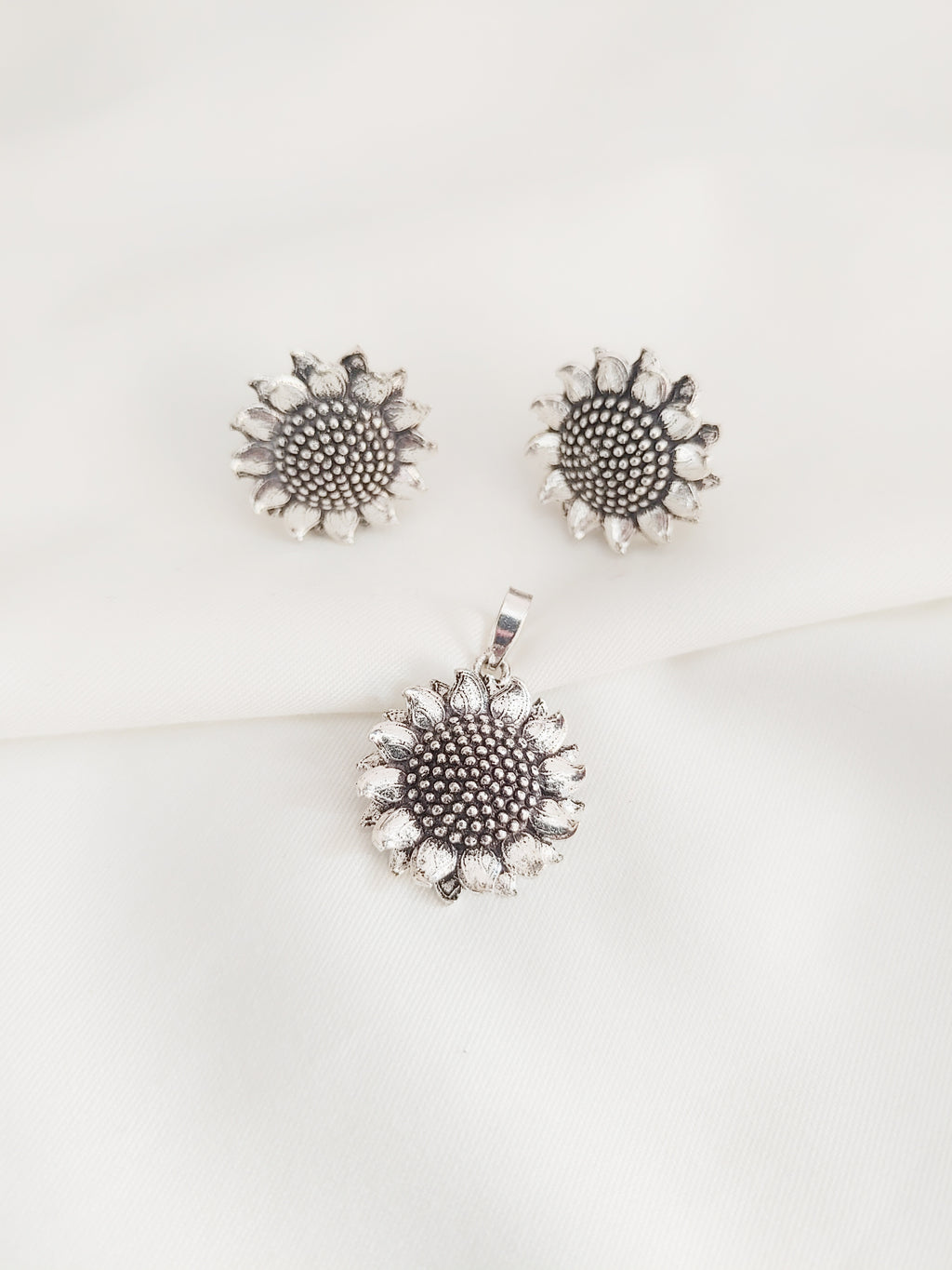 The Sunshine Sunflower 925 Silver Studs & Pendant Set