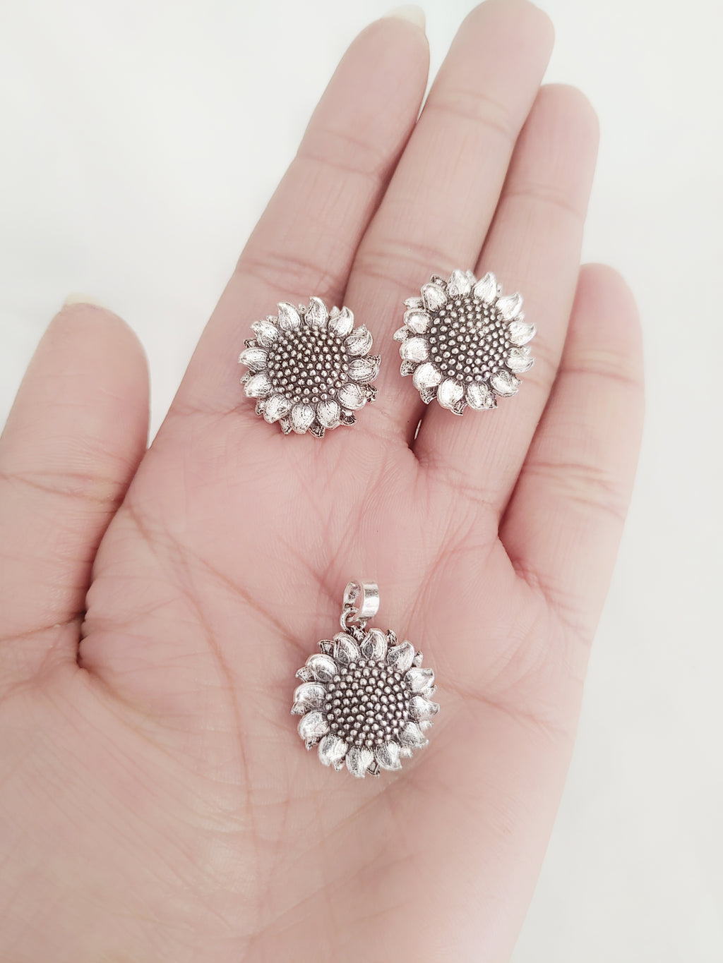 The Sunshine Sunflower 925 Silver Studs & Pendant Set